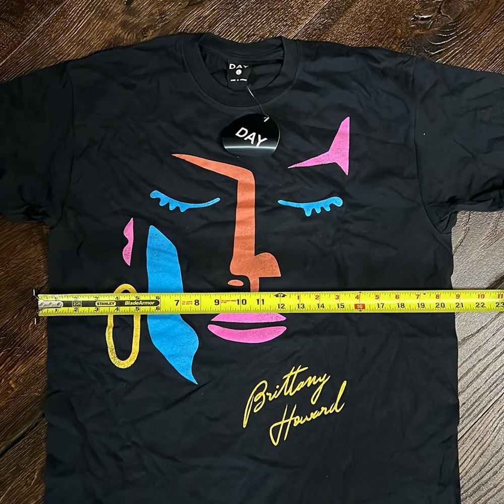 Day by Daydreamer Brittany Abstract Face Tee - Picture 7 of 13